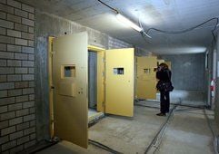 Ein Journalist fotografiert auf dem Gelände der neuen Justizvollzugsanstalt in Burg eine Zelle. (Foto: dpa)