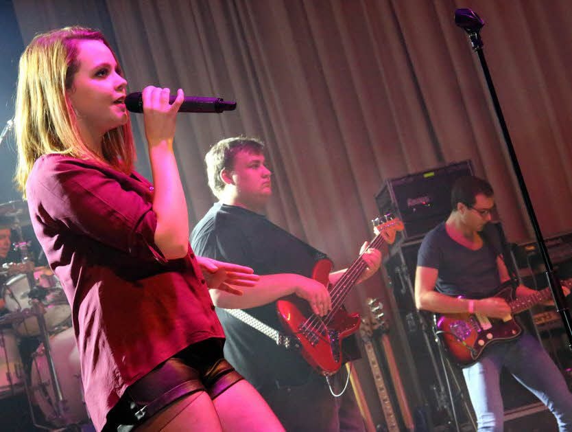 Sängerin Vici Janek, Frontfrau von „Sonic Jam“, überzeugte mit ihrer ausdrucksstarken Stimme.