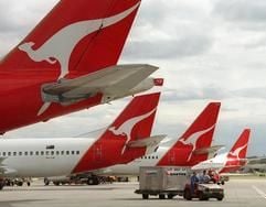 Ein springendes Känguruh auf rotem Grund auf dem Leitwerk der Flugzeuge ist das Kennzeichen der australischen Fluggesellschaft Qantas. (Foto: dpa)