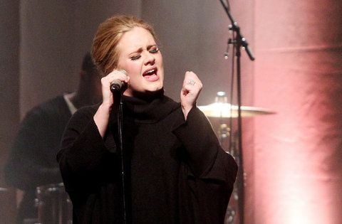 Sie hat die erfolgreichste Platte des vergangenen Jahres abgeliefert und steht auch Anfang 2012 wieder auf Platz eins: Die britische Sängerin Adele. (FOTO: DPA)