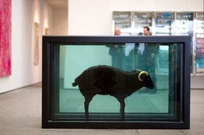 Journalisten besichtigen die Ausstellung: «Damien Hirst & Michael Joo: Have You Ever Really Looked at the Sun?» in der Galerie Haunch of Venison in Berlin. (FOTO: DDP)