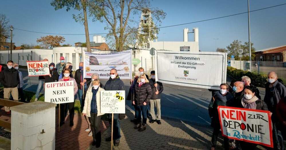 Zu einer Demonstration vor der Grube Teutschenthal hatte die Bürgerinitiative am Jahrestag der Verpuffung aufgerufen.