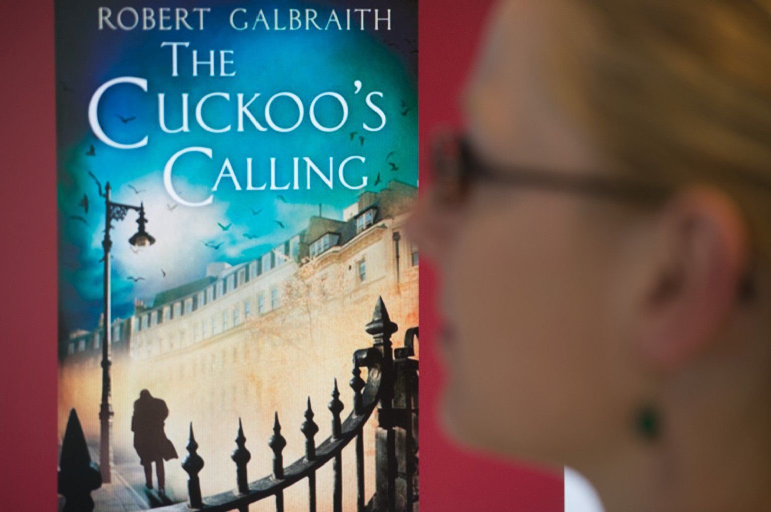 Eine Frau schaut sich am 15.07.2013 in Berlin im Internet das Cover des Buches «The Cuckoo's Calling» von Robert Galbraith an. Hinter diesem Pseudonym Robert steckt Harry-Potter-Autorin Joanne K. Rowling.