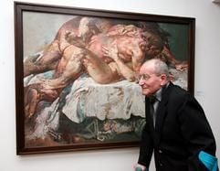 Der Maler Willi Sitte geht am Dienstag (28.02.2006) in der Galerie Merseburg mit Krücken an seinem Bild «Liebespaar zwischen Minotaurus und Tod» (1981/82) vorbei. (Foto: dpa)