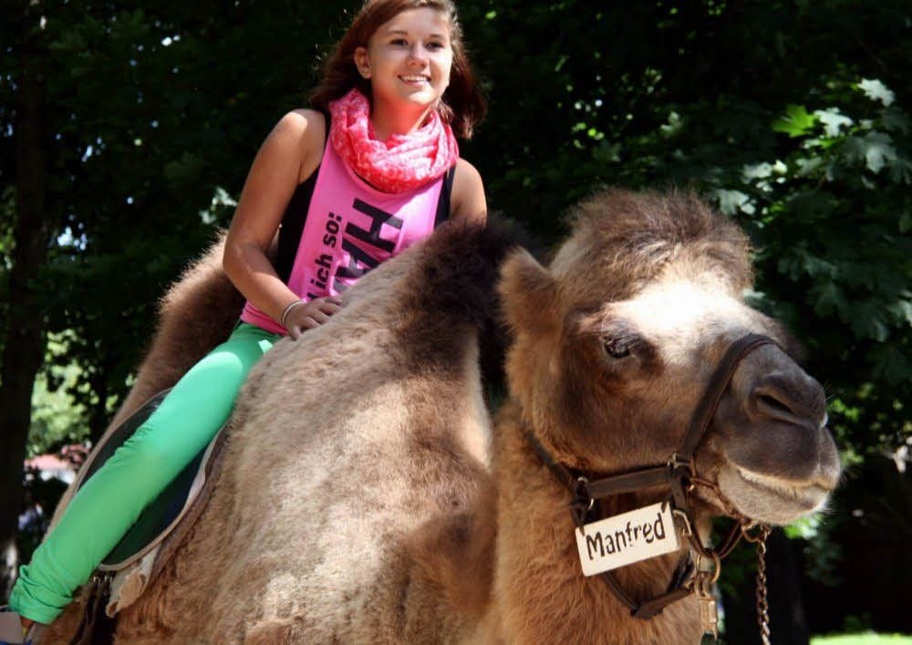 Vanessa beim Ritt auf einem „Wüstenschiff“ im Leipziger Zoo