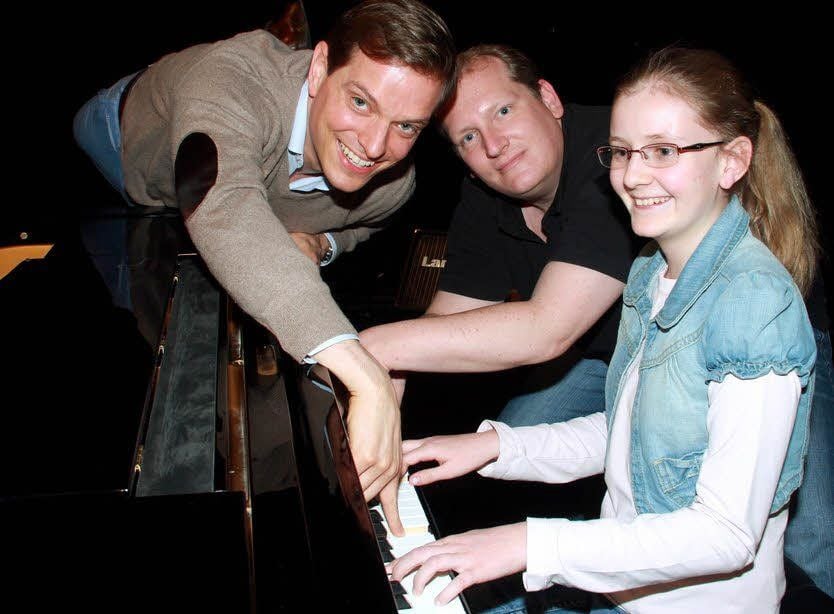 Am Freitagnachmittag bekam die zwölfjährige Charlotte Schmidt (rechts) eine private Klavierstunde von dem Pianistenduo David (Mitte) und Götz.