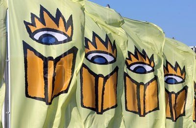 Vor dem Eingang der Buchmesse in Leipzig wehen Fahnen mit dem Symbol der Buchmesse. Insgesamt präsentieren sich vom 12. bis 15. März 2009 auf der Leipziger Buchmesse 2100 Aussteller aus 38 Ländern und 1500 Autoren. (FOTO: DPA)