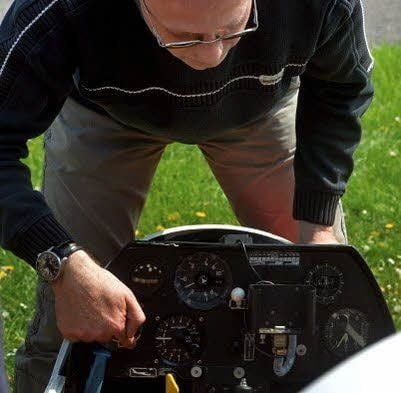 Ausbildungsleiter Jürgen Kraneis erklärt die Instrumente.