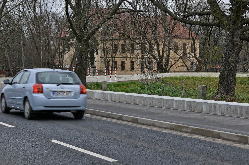 Straße zu eng, Bordsteine zu hoch. Bei Veranstaltungen auf der Wasserburg kann nicht mehr auf der Südstraße geparkt werden.