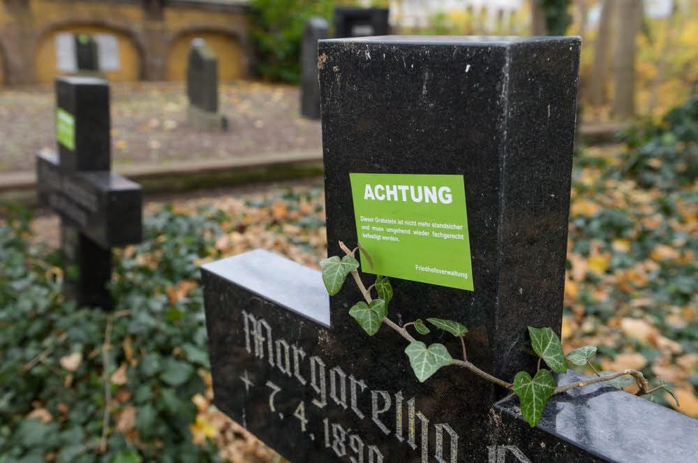 Die betroffenen Grabsteine wurden mit einem Aufkleber markiert.