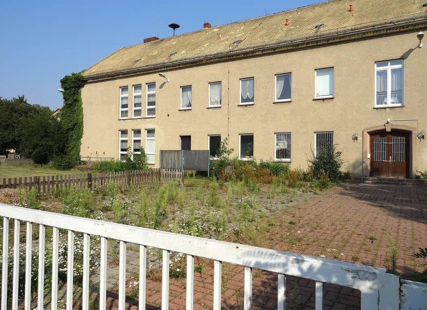 Die Flächen am Gemeindezentrum Vockerode sehen noch trostlos aus. Dort soll ein neuer Spielplatz entstehen, dafür kämpfen Eltern.