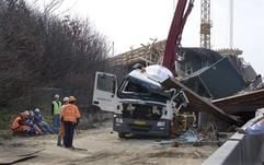 Bergungsarbeiter stehen am Dienstag (25. April) vor der eingestürzten Brücke auf der Europastraße 45 nahe Aalborg in Dänemark. (Foto: dpa)