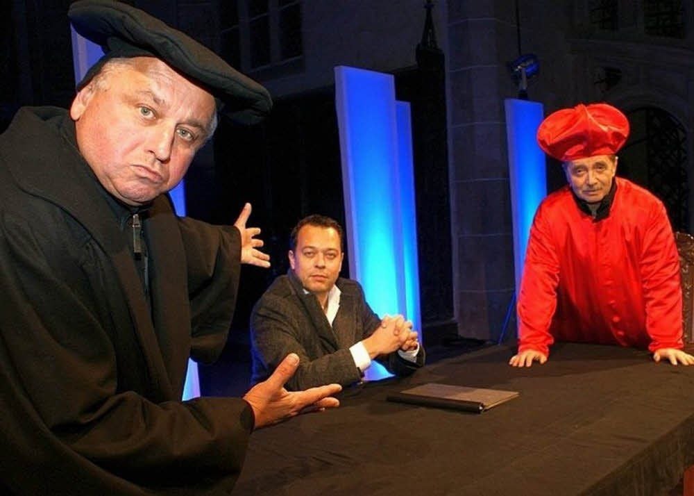 Hilmar Eichhorn als Luther (l.) mit seinem Gegenspieler Kardinal Albrecht alias Reinhard Straube (r.).