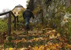 Eine Person läuft am Dienstag (22.10.2002) auf der Treppe, wo Peggy Knobloch laut Aussage des mutmaßlichen Täters im oberfränkischen Lichtenberg (Landkreis Hof) ermordet worden sein soll. Der 24-Jährige soll laut Polizei vier Tage nachdem er sich an dem Mädchen vergangen hat die Neunjährige auf diesem Weg umgebracht haben.)