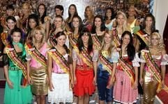 22 Schönheiten aus ganz Deutschland präsentieren sich anlässlich einer Pressekonferenz zur Wahl der «Miss Germany 2007» im Europa-Park in Rust (Ortenaukreis). (Foto: dpa)