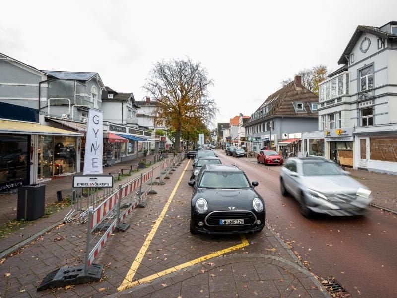 Eine Straßenmarkierung ist im Stadtteil Othmarschen in der Waitzstraße auf den Parkflächen aufgebracht. Foto: Daniel Reinhardt/dpa/Aktuell