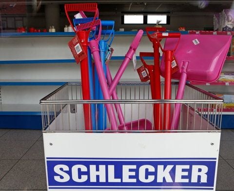 Bunte Schaufeln sind vor leeren Regalen einer Filiale der insolventen Drogeriemarktkette Schlecker zu sehen. (FOTO: DAPD)