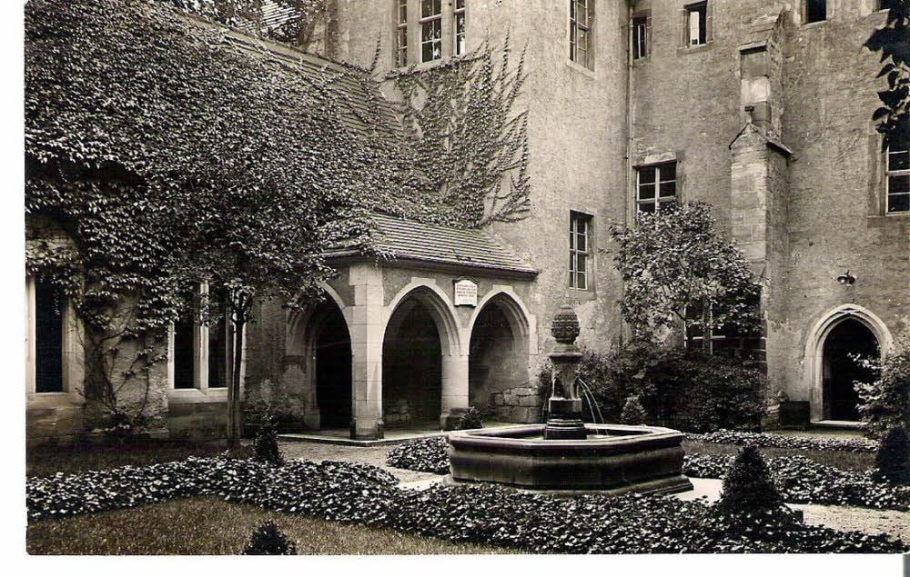 Auf dieser Postkarte aus dem Jahr 1920 ist der Klosterbrunnen im Hof des St. Claren -Klosters zu sehen.