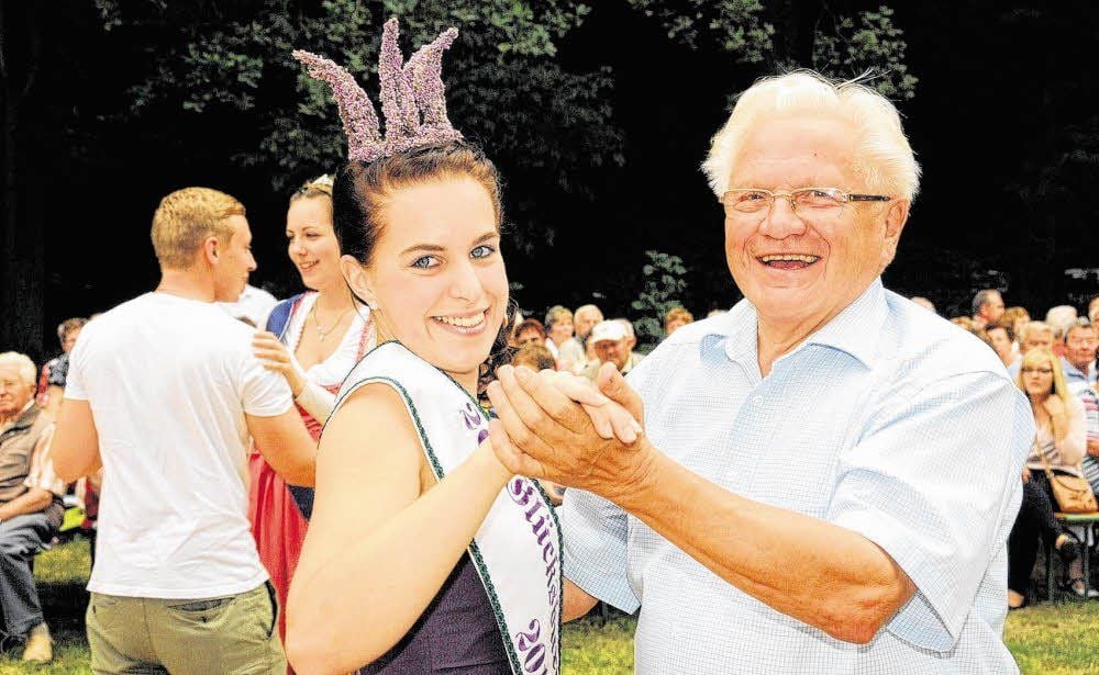 Heimatvereinschef Erhard Fritzsche dreht auf dem Heidefest die erste Tanzrunde mit der frischgekürten 20. Heidekönigin Stefanie Krienitz.