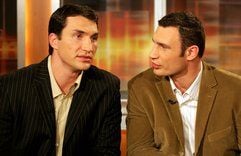 Der Boxer Wladimir Klitschko (l.) hört in Hamburg als Gast der Talk-Show «Johannes B. Kerner» seinem Bruder Vitali zu. (Foto: ddp)