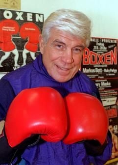 Das Archivbild vom 18.11.1997 zeigt Karl Mildenberger in einem Boxtrainingscamp in Kaiserslautern. Am 23. November wird der ehemalige Europameister im Schwergewicht 65 Jahre alt. Bekannt wurde der Rechtsausleger 1966 durch seinen verlorenen Kampf gegen Cassius Clay alias Muhammad Ali um die Schwergewichtskrone im Frankfurter Waldstadion. Mit Ali verbindet ihn auch heute noch eine Freundschaft. 1969 beendete "Karl der Große" seine Profi-Laufbahn. (dpa)
