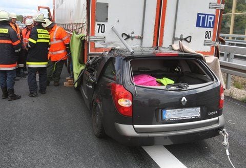 Teilweise unter einem Sattelzug steckt am Mittwoch ein PKW auf der Autobahn A3 in Fahrtrichtung Nürnberg bei Kist (Unterfranken). (FOTO: DPA)