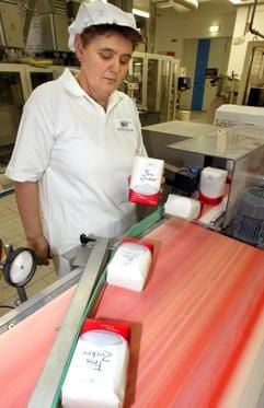 Eine Mitarbeiterin von Südzucker überwacht im Südzuckerwerk Offenau bei Heilbronn den Produktionsablauf der Zuckerabfüllmaschine für Kleinpackungen (Foto: dpa)