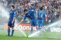Die Italiener Daniele de Rossi, Andrea Barzagli und Cesare Bovo erfrischen sich an einem Rasenbefeuchter, der während des Spiels wegen eines technischen Defektes anging. Die Italiener wurden durch den 3:0-Sieg Europameister . (Foto: dpa)