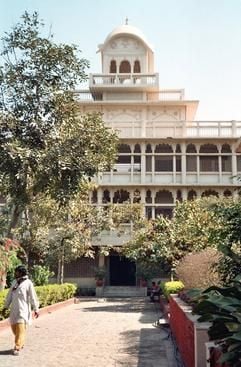 Eine Frau geht den Weg vor dem Yoga-Lehrzentrum «Ashram» im indischen Vrindavan entlang. 120 Yoga-Begeisterten wird hier in vier Wochen von europäischen Yoga-Lehrern für 1200 Euro Kurspreis eine Ausbildung zum Yoga-Lehrer geboten. (Foto: dpa)