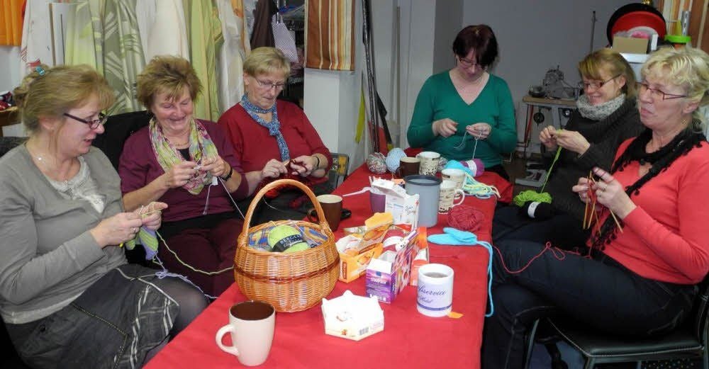 Die „Stricklieseln“ in der Jessener Stickstube sind Heike Kring, Heidrun Hinz, Hannelore Thinius, Anke Müller, Sandra Hanke und Regina Müller. Ob die Reihen für den Baby-Handschuh schon reichen?