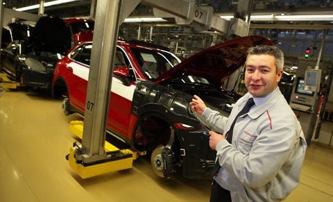 Conny von Ludwig erläutert die Produktion. (FOTO: DPA)