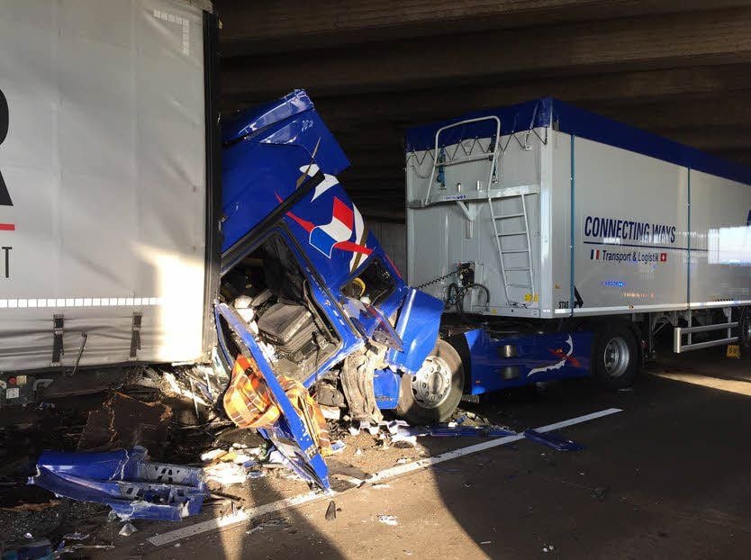 Auch diese Fahrerkabine wurde beim ersten Unfall stark beschädigt. Der Fahrer wurde ins Krankenhaus geflogen.