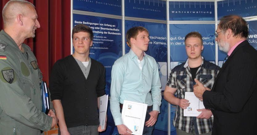 Oberstleutnant Michael Pössel (li.) und Hans-Jürgen Wiechmann (re.) lernen Marcus Schmidt, André Höhne und Pascal Apelt kennen. Die Zehntklässler der Sekundarschule Friedrichstadt werden bei der Bundeswehr in Holzdorf ihre Ausbildung zum Elektroniker für Geräte und Systeme beginnen.