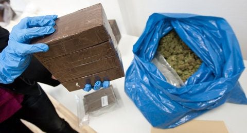 Drogen in Form von abgepackten Cannabisharz und Marihuana-Blüten werden während einer Pressekonferenz in Magdeburg gezeigt. (FOTO: DPA)