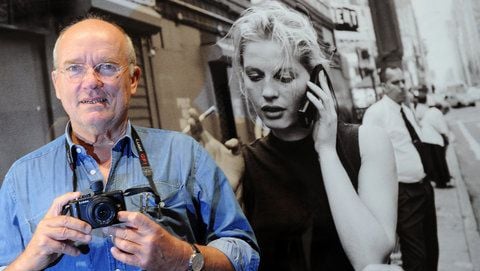 Der Modefotograf Peter Lindbergh steht während einer Pressekonferenz zu seiner Ausstellung «Peter Lindbergh.On Street» in Berlin mit einer Kamera in den Händen vor einer seiner Fotografien. (FOTO: DPA)