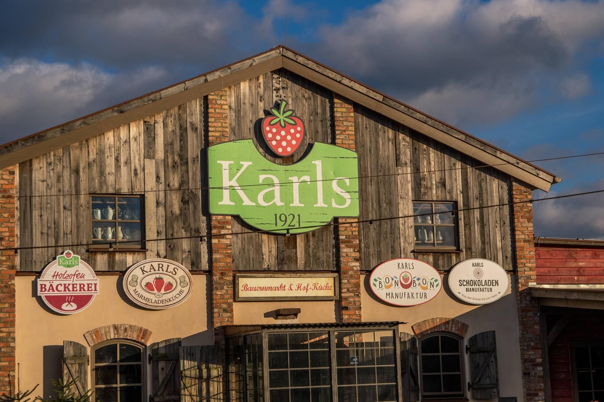 Karls Erdbeerhof ist mittlerweile zu einem Tourismus-Imperium erwachsen.