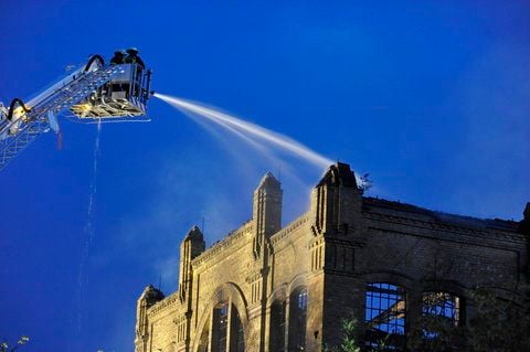 Der Brand einer leerstehenden Lagerhalle in Wittenberg hat der Feuerwehr in der Nacht zum Donnerstag einen Großeinsatz beschert. (FOTO: THOMAS KLITZSCH)