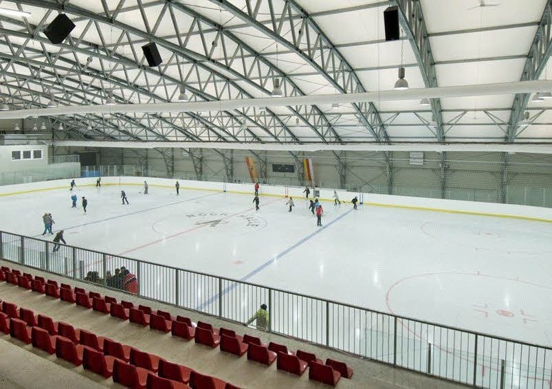 So ähnlich wie die Nockhalle in Radenthein in Österreich könnte der Eisdom in Halle von innen aussehen.