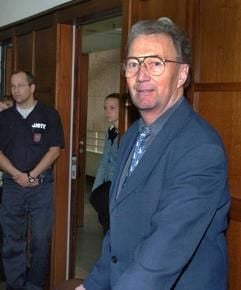 Vor Beginn der Verhandlung im Amtsgericht in Hannover steht der 59 Jahre alte Wolfgang Arminger in der Anklagebank (Archivfoto vom 04.05.2004). Der Pilot eines Hapag-Lloyd-Ferienfliegers ist vier Jahre nach einer Bruchlandung in Wien zu sechs Monaten Haft auf Bewährung verurteilt worden. Er habe sich des gefährlichen Eingriffs in den Luftverkehr schuldig gemacht, sagte Richterin Renata Bürgel am Dienstag (11.05.2004) vor dem Amtsgericht Hannover. Der 59-Jährige hatte die Maschine mit 142 Urlaubern im Sommer 2000 praktisch bis auf den letzten Tropfen Treibstoff leer geflogen. Die Maschine musste im Segelflug notlanden. 13 Menschen waren leicht verletzt worden. (Foto: dpa)