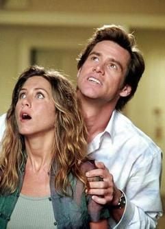 Bruce Nolan (Jim Carrey) und seine Freundin Grace Connelly (Jennifer Aniston) werden zu Zeugen eines unglaublichen Geschehens. (Foto: dpa)