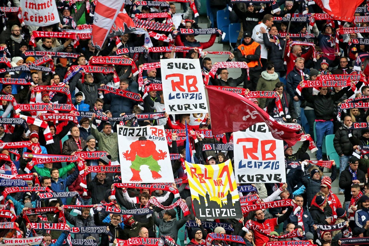 Die Leipziger Fans grüßen ihre Mannschaft.