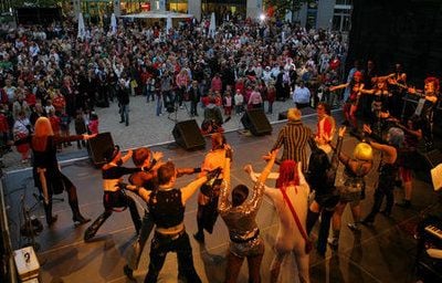 Halberstadt hat mit Kunst und Kultur ein Zeichen gegen Rechts gesetzt. Am Freitagabend startete die Aktion "Auf die Plätze - Die Stadt gehört den Demokraten", organisiert vom Nordharzer Städtebundtheater. Dessen Schauspieler und Tänzer waren im Juni in Halberstadt von Neonazis überfallen und teils schwer verletzt worden. An dem Projekt beteiligen sich Theater aus ganz Sachsen-Anhalt. (MZ-Foto: Chris Wohlfeld)