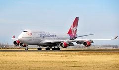 Die Boeing 747-400 von Virgin Atlantic setzt nach dem knapp einstündigen Flug von London nach Amsterdam auf dem Flughafen Schiphol auf. (Foto: dpa)