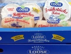 Harzer Käseprodukte der zur Müller-Gruppe gehörenden Käserei August Loose in Vienenburg bei Goslar sollen nach Informationen vom Montag (19.04.2004) dort nur noch bis zum Jahresende produziert werden. Die Produktion wird nach Sachsen verlegt. (Foto: dpa)