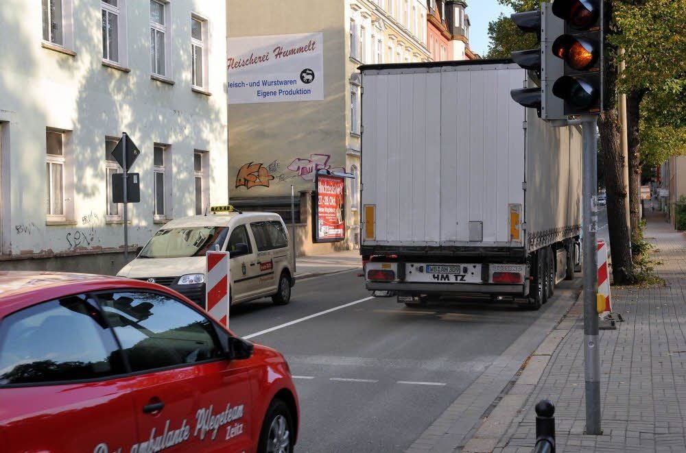 Die B 180 führt in Zeitz durch die August-Bebel-Straße. Die dort ansässige Bürgerinitiative zur Verlegung der Bundesstraße will sie nicht auf andere Stadtstraßen, sondern ganz und gar raus aus der Stadt umgewidmet wissen.