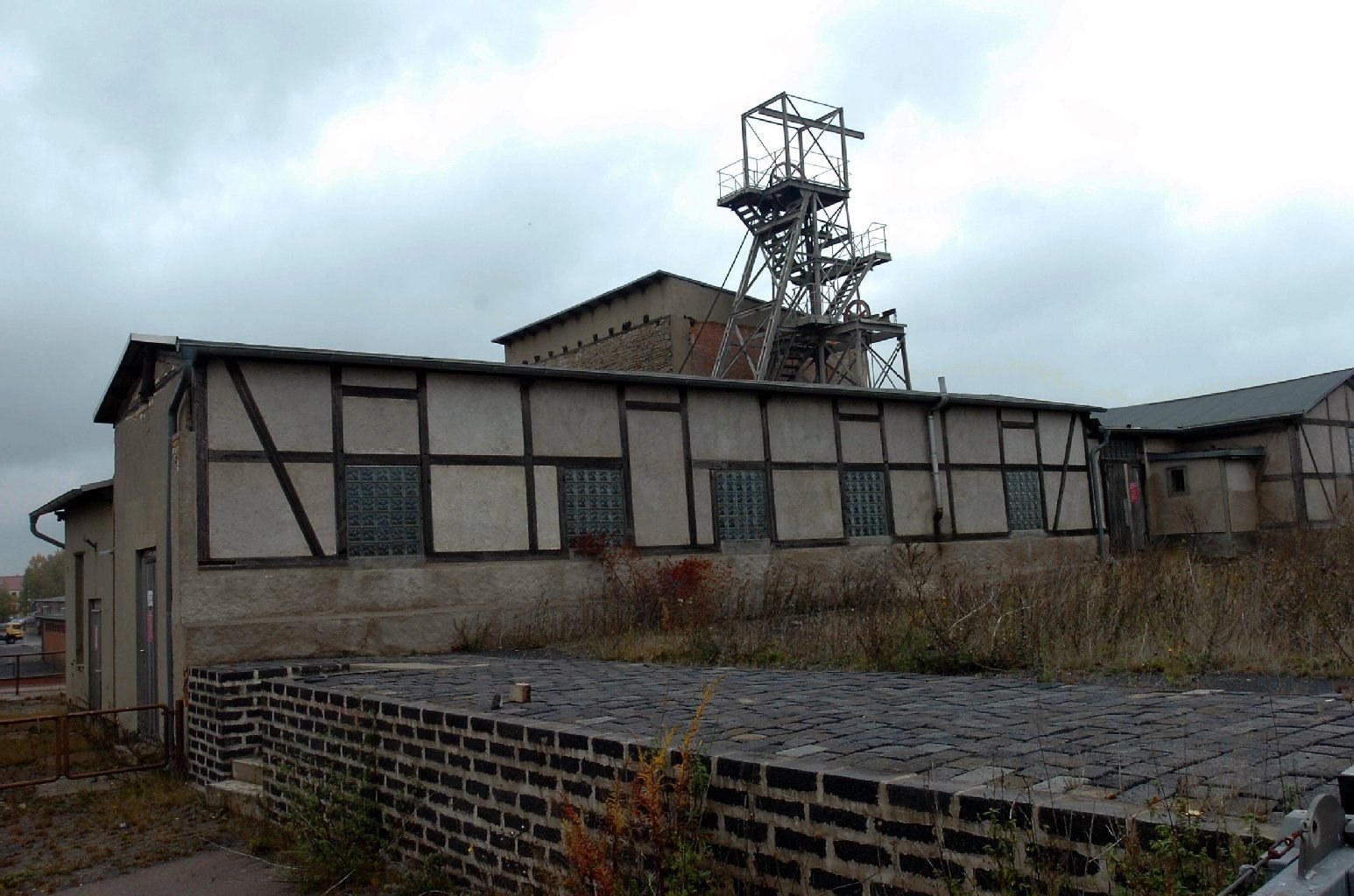 Der Schmid-Schacht in Helbra mit Malakowturm.