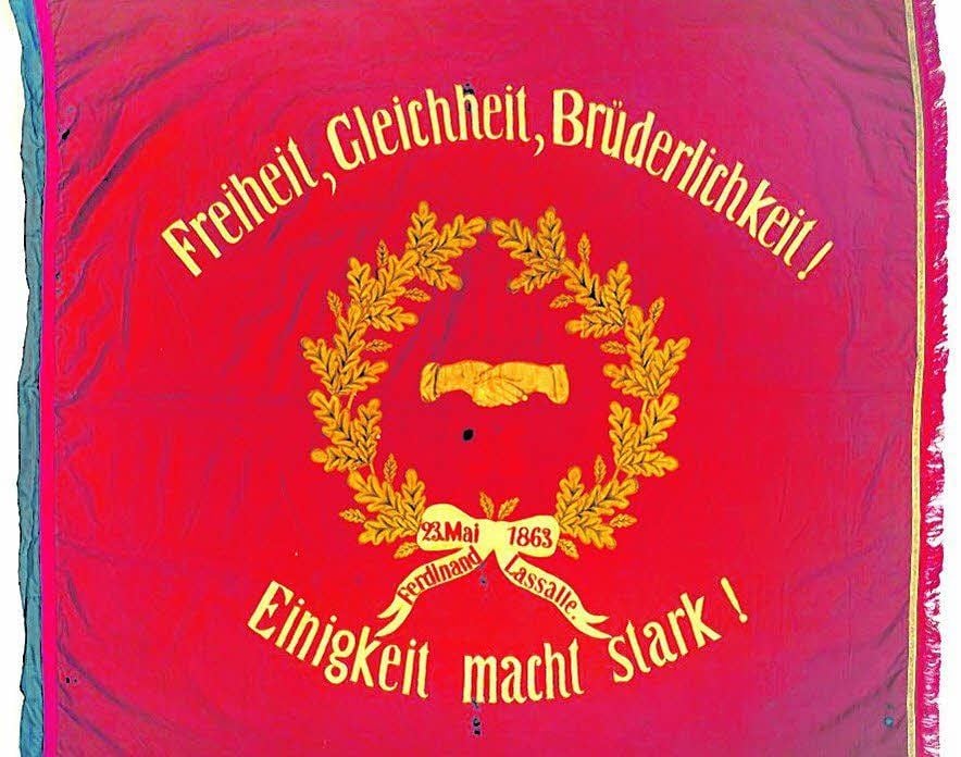 Die Traditionsfahne der SPD wurde zehn Jahre nach ihrer Gründung angefertigt.