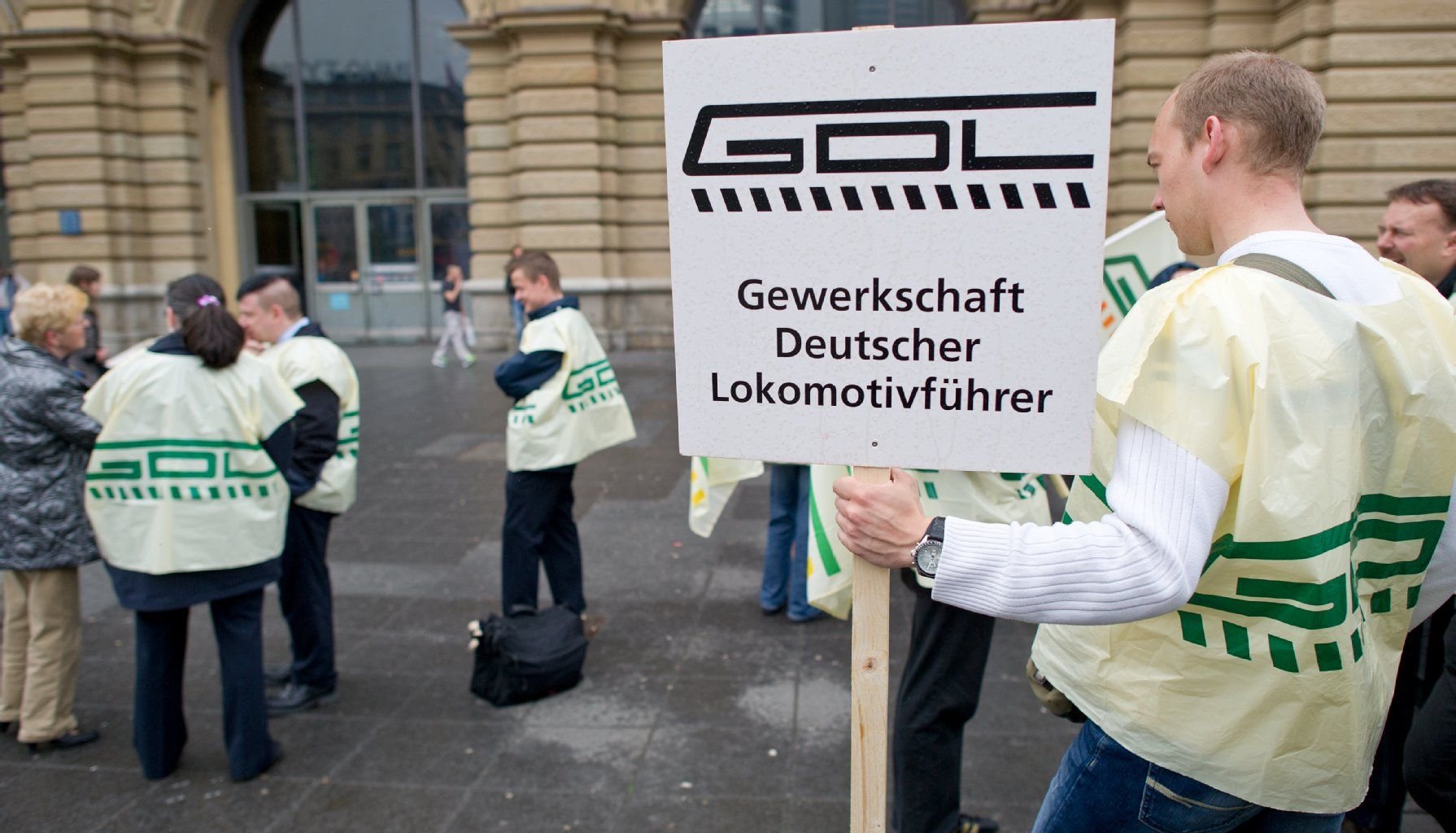Mitglieder der Gewerkschaft Deutscher Lokomotivführer (GDL) streiken vor dem Hauptbahnhof in Frankfurt am Main (Hessen).