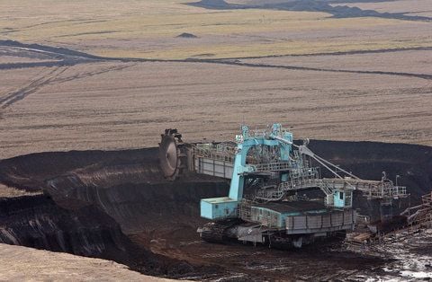 Ein Schaufelradbagger der Mibrag arbeitet im Kohleflöz des Tagebaus Vereinigtes Schleenhain. (FOTO: DPA)