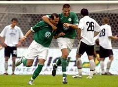 Petrov (li.) and Marko Topic vom VfL Wolfsburg freuen sich nach dem Spiel über den Sieg gegen SK Sturm Graz. (Foto: dpa)